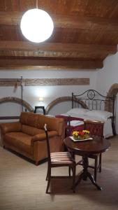 MiglionicoResidenza delle Grazie的客厅配有沙发、桌子和床。