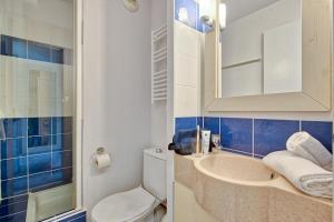 耶尔拉匹内德皮里埃瓦卡斯住宅酒店的一间带卫生间、水槽和镜子的浴室