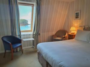 希尔代格Tigh an Eilean Hotel的酒店客房设有床和窗户。