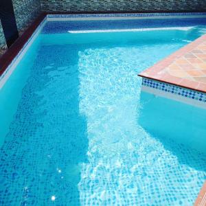 比利亚维哈Cosmos Tatacoa Hotel的蓝色的海水游泳池