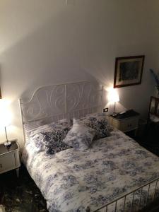 萨沃纳艺术与厨房住宿加早餐旅馆的一间卧室配有一张带枕头的床和两盏灯。