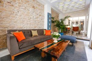 索维拉Suite Azur Hotel的客厅配有沙发和桌子