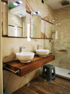 维博瓦伦蒂亚码头SARACENO HOTEL的浴室设有木台上的两个盥洗盆