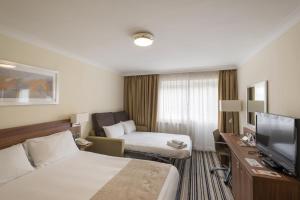 诺里奇假日诺维奇伊普斯威奇路酒店的酒店客房设有两张床和电视。