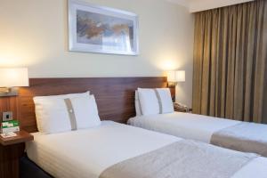 克里克拉格比--北安普敦M1 Jct18假日酒店的酒店客房设有两张床和两盏灯。