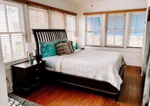 拉斐特蓝月亮旅馆的卧室配有带枕头和窗户的床。