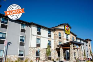 卡森市My Place Hotel-Carson City, NV的带有标志的酒店建筑的 ⁇ 染