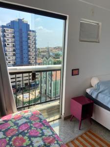 卡尚布Lindo apartamento em Caxambu的市景卧室 - 带1张床