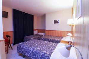 阿林萨尔角派朵索酒店的酒店客房,设有两张床和一盏灯