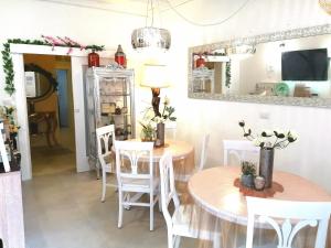 圣维托诺曼Borgo Salentino的用餐室配有2张桌子和白色椅子