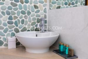 卢斯Baia da Luz Resort的台面上带白色水槽的浴室