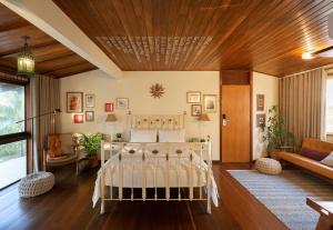 萨尔瓦多CASA Di VINA Boutique Hotel的一间卧室设有一张木天花板床。