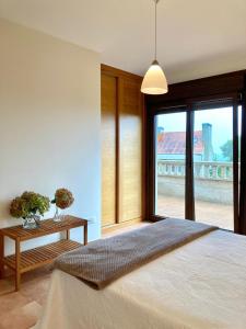 桑亨霍CASA DE AREAS的一间卧室设有一张床和一个大窗户