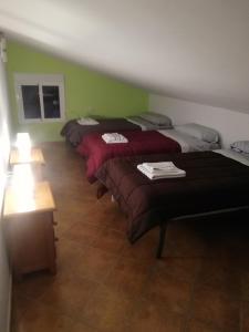 阿尔戈多纳莱斯Atico centrico ideal en Algodonales的带绿色墙壁的客房内的三张床