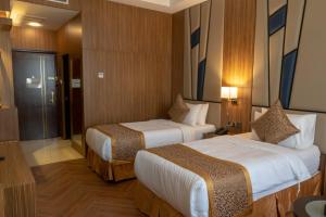 阿可贺巴Golden Tower Hotel AlKhobar Corniche的酒店客房带两张床和一间浴室