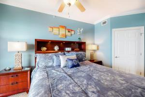 沃尔顿堡滩Summer Place的一间卧室配有一张带蓝色墙壁的大床