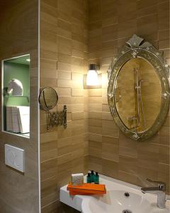 索米尔圣皮埃尔酒店的一间带水槽和镜子的浴室