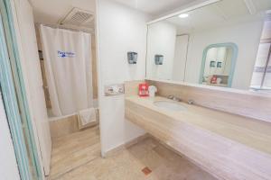 阿卡普尔科阿卡普尔科布拉亚套房的一间带水槽和大镜子的浴室