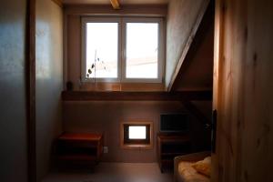 比得哥什Caly apartament的客房设有带窗户和床的楼梯。
