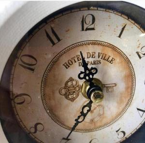 菲乌米奇诺瑞莱别墅酒店的把一个有天性的旧时钟关闭