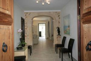 波雷雷斯萨波萨达酒店的走廊上设有拱门,位于带椅子的房子里