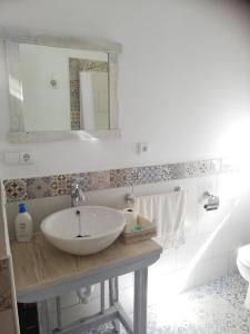Argamasilla de AlbaHostal el lugar de la Mancha的白色的浴室设有水槽和镜子