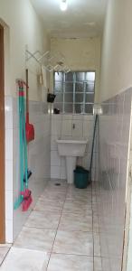 乌巴图巴Ubatuba Lagoinha Salga Mini Resort的一间带水槽和镜子的浴室