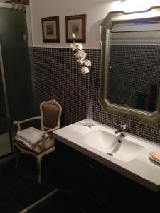 萨沃纳艺术与厨房住宿加早餐旅馆的浴室设有水槽、椅子和镜子