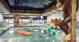 蒂涅卡林达CGH公寓式Spa酒店的大型室内游泳池,带滑梯的游乐场