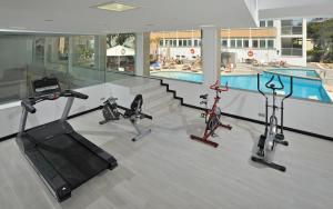 帕尔马海滩伊斯帕尼亚酒店的健身房设有3辆健身自行车和游泳池