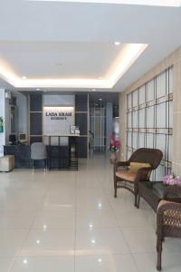 甲米镇Lada Krabi Residence Hotel - SHA Plus的大楼内带桌椅的大堂