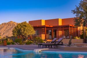 Al ‘AqarSahab Resort and Spa, Jabal Al Akhdar的一座房子前面设有游泳池
