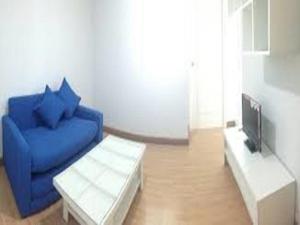 暖武里府Room in Apartment - Near Impact Challenger Bangkok Thailand can walk的客厅配有蓝色的沙发和电视