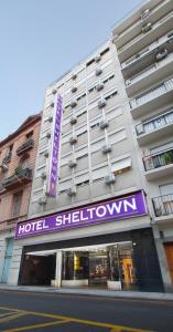 布宜诺斯艾利斯谢尔顿酒店的一座建筑上标有酒店的shibuatown标志