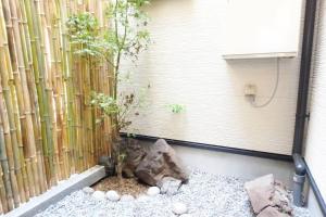 京都Fukenouchi House的一个带竹栅和树的花园
