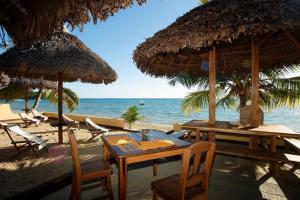 Ambaro萨姆巴特拉住宿加早餐旅馆的海滩上的桌椅和遮阳伞