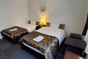 立川市立川丽晶酒店的酒店客房配有两张床和一张书桌