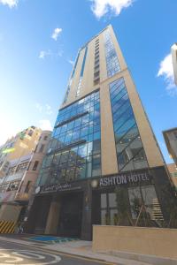 蔚山Ashton Hotel的一座高大的办公室大楼,有很多窗户