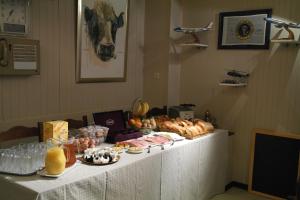 鲁瑟拉勒德邦泰酒店的桌子上面有食物和饮料