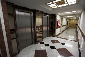 里约热内卢优雅普利亚酒店的空的走廊,有门,铺着瓷砖地板