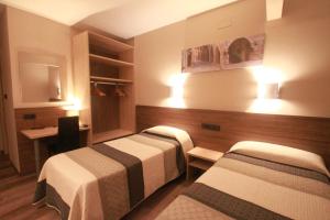 BateaHotel, H de l'Anton的酒店客房配有两张床和一张书桌