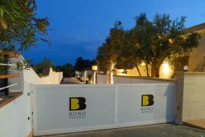 夏卡Bono Vacanze Villa San Marco Luxury Holidays Homes & Hotel的上面有红绿标志的白色围栏