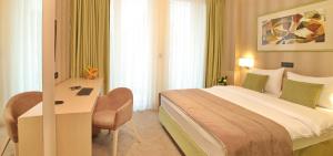 贝尔格莱德Hotel Argo的酒店客房设有一张大床和一张书桌。