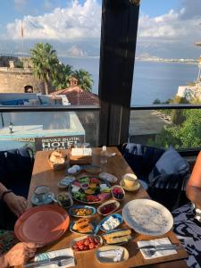 安塔利亚安塔利亚酒店的一张桌子,上面有食物,享有海景