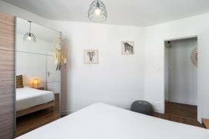 克莱蒙费朗DORMIR A CLERMONT-FERRAND - Safari的白色卧室配有床和镜子