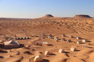 杜兹CAMP ABDELMOULA的沙地中带圆顶和帐篷的沙漠