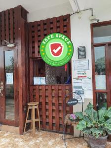 那牙RedDoorz near Colgante Bridge Naga City的墙上有标志的咖啡店