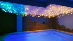 努斯杜亚尼酒店的客房设有带灯光的天花板游泳池。