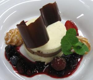 瓦莱迪卡谢斯Klein Fein Hotel zum Graf的一份带水果和巧克力的白盘甜点