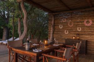 克拉塞利尔自然保护区Baobab Ridge的天井上的木桌和椅子